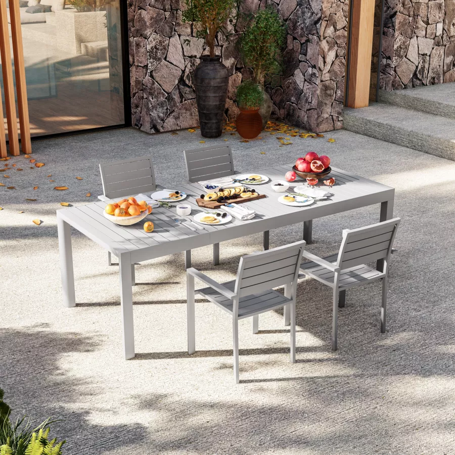 Set pranzo tavolo 180/240x100 cm e 4 sedie con braccioli a doghe in  alluminio grigio 