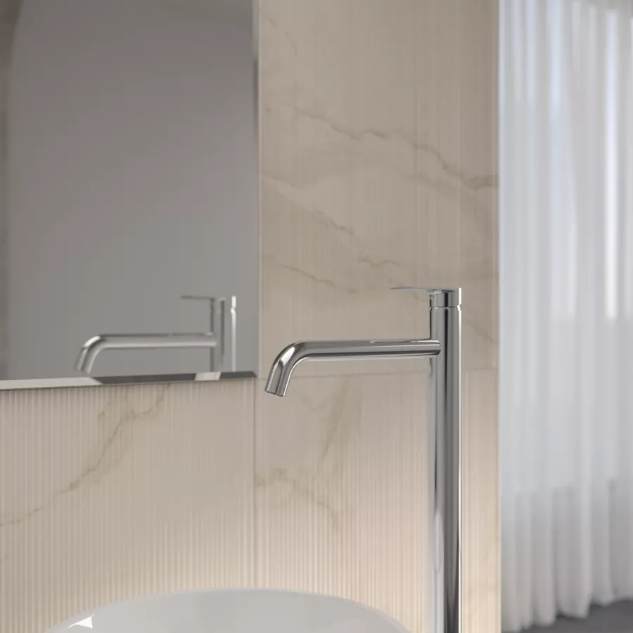 piantana bagno in ottone cromato con tubo scopino in ceramica bianca  completa di porta salviette da bidet e porta carta igienica