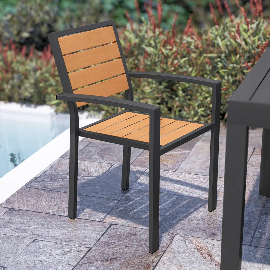 Sedia con braccioli a doghe in alluminio antracite effetto rovere