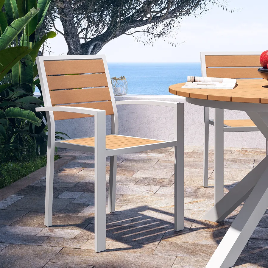 Sedia da giardino con braccioli a doghe in alluminio bianco e