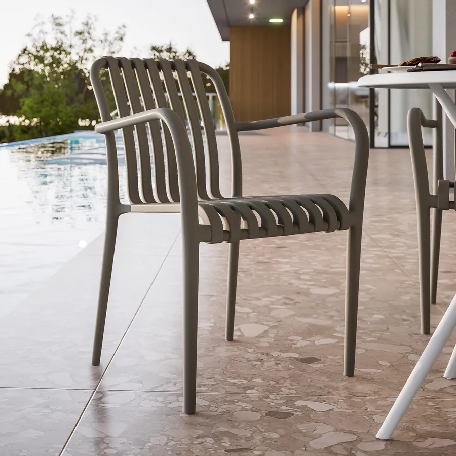 Sedia a sdraio a righe Bianco-Rossa con braccioli in Faggio per spiaggia-piscina 10-314 Sedia a sdraio a righe Bianco-Rossa con braccioli in Faggio per spiaggia-piscina 10-314