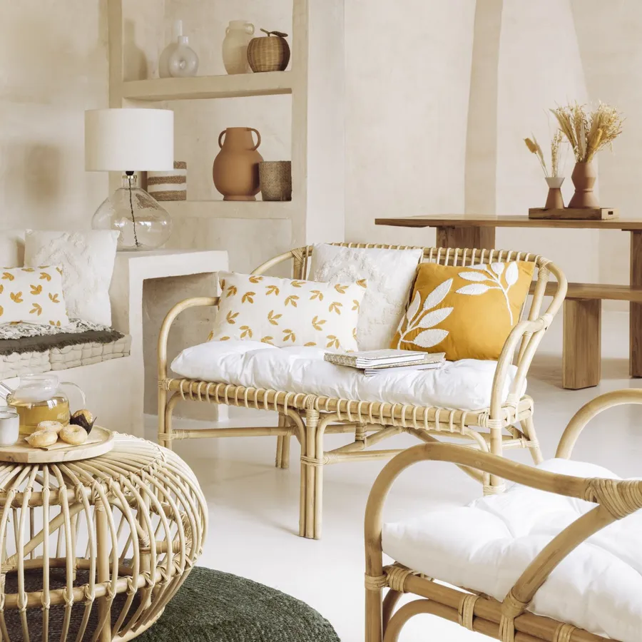 Divano posti in rattan naturale e cuscino in cotone bianco Reca