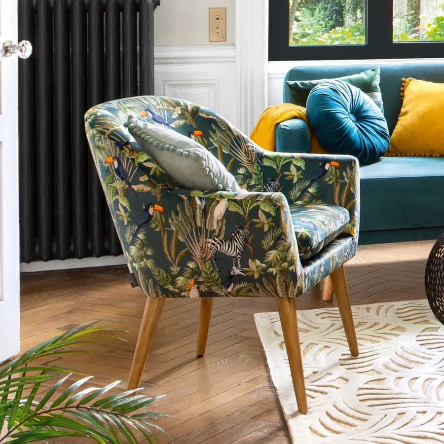 Poltrona in velluto motivo tropicale verde con gambe in legno di