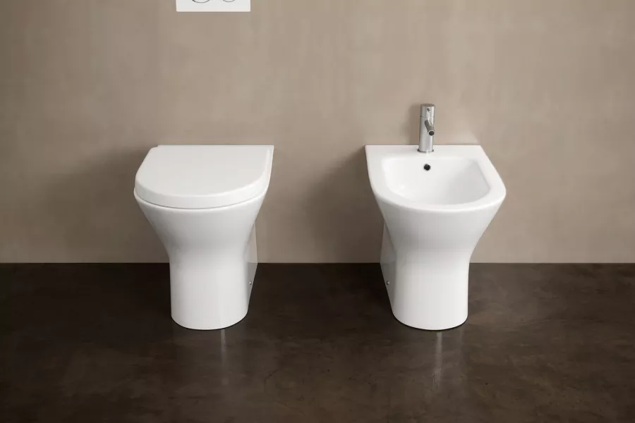 Sanitari filomuro coppia vaso rimless con bidet in ceramica e