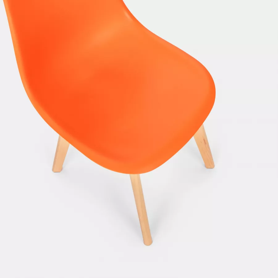 Sedia da interni arancione con gambe in legno - Alborg