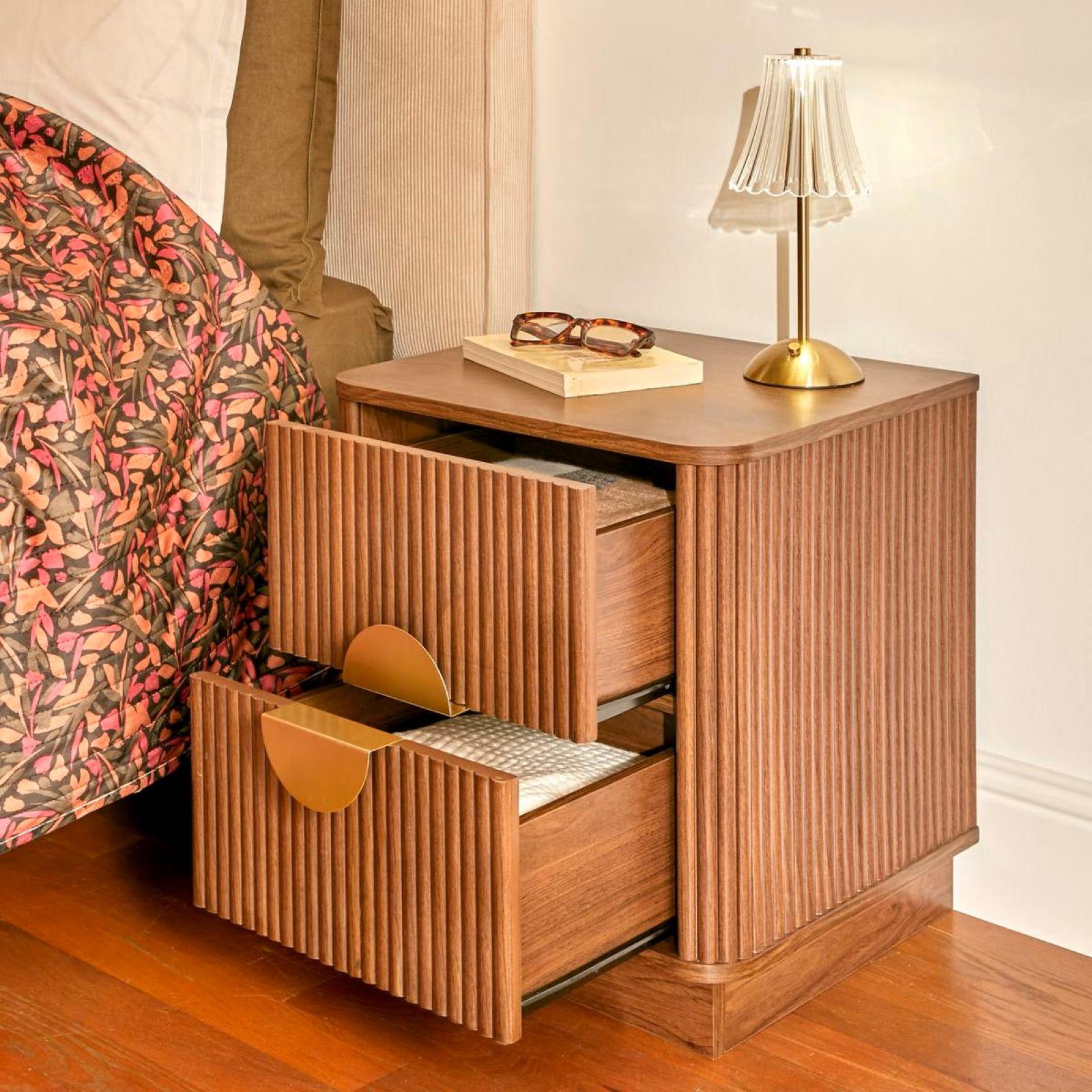 TAEN Comodino con cassetto in legno di abete color oliva HANNUN | Leroy