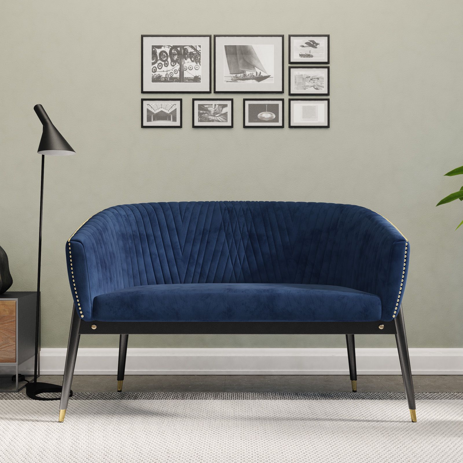 Divano posti in velluto blu con borchie decorative e gambe oro