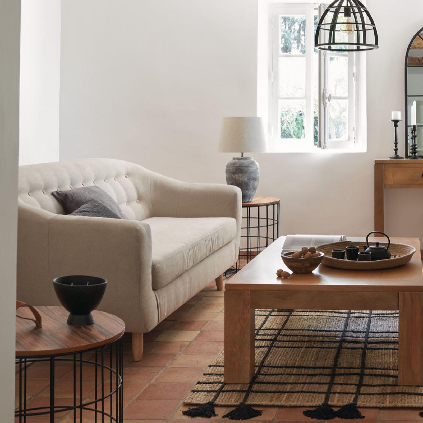 Divano posti in tessuto beige con piedi in legno e schienale