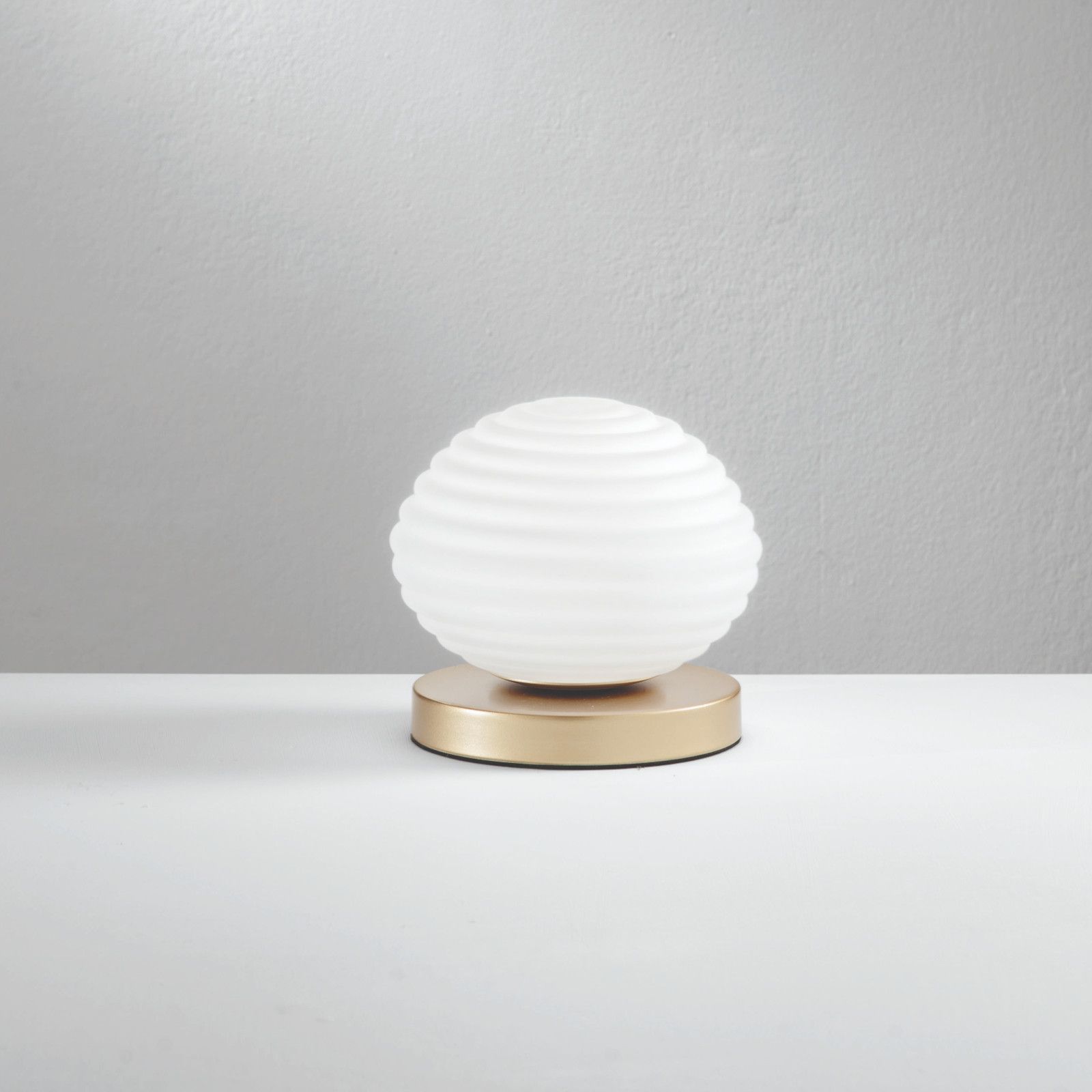 Lampada da tavolo 16,5x18 cm oro satinato con diffusore in vetro opale