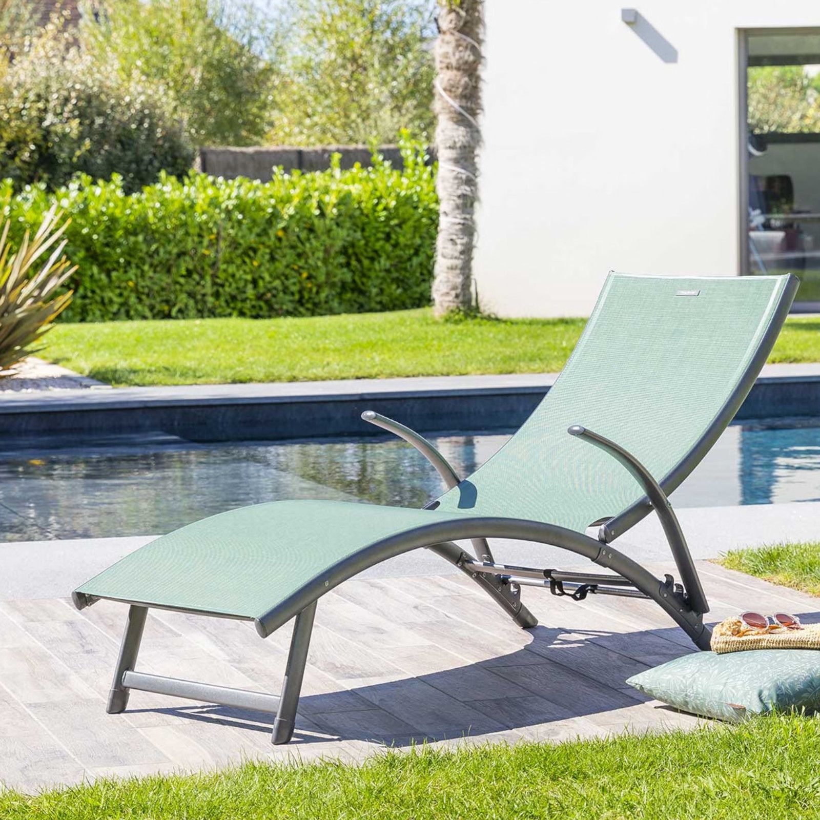 Lettino prendisole pieghevole con braccioli in textilene verde