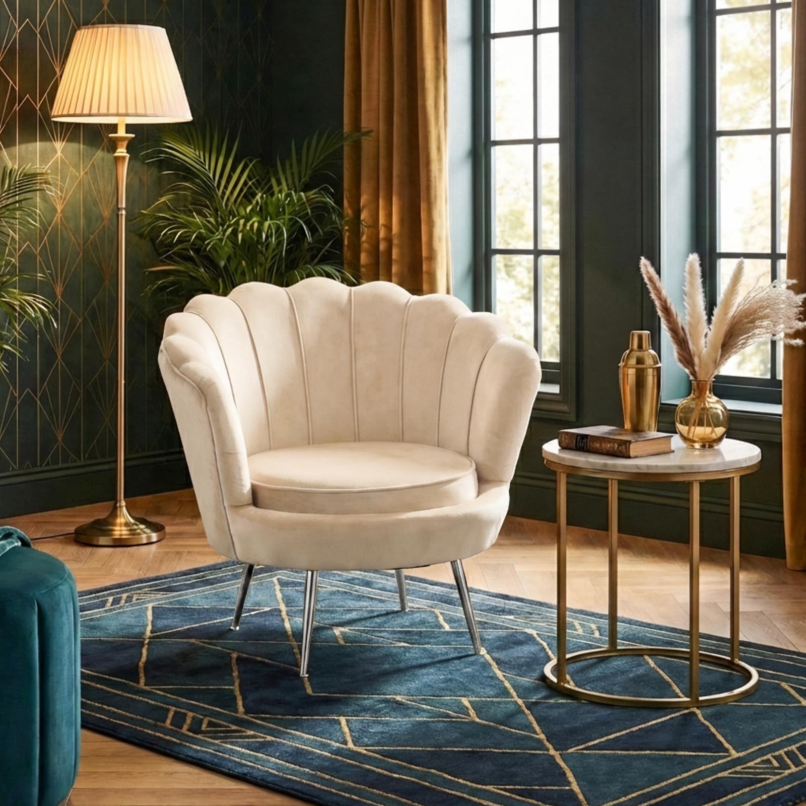 Poltrona conchiglia in velluto beige con seduta imbottita e gambe