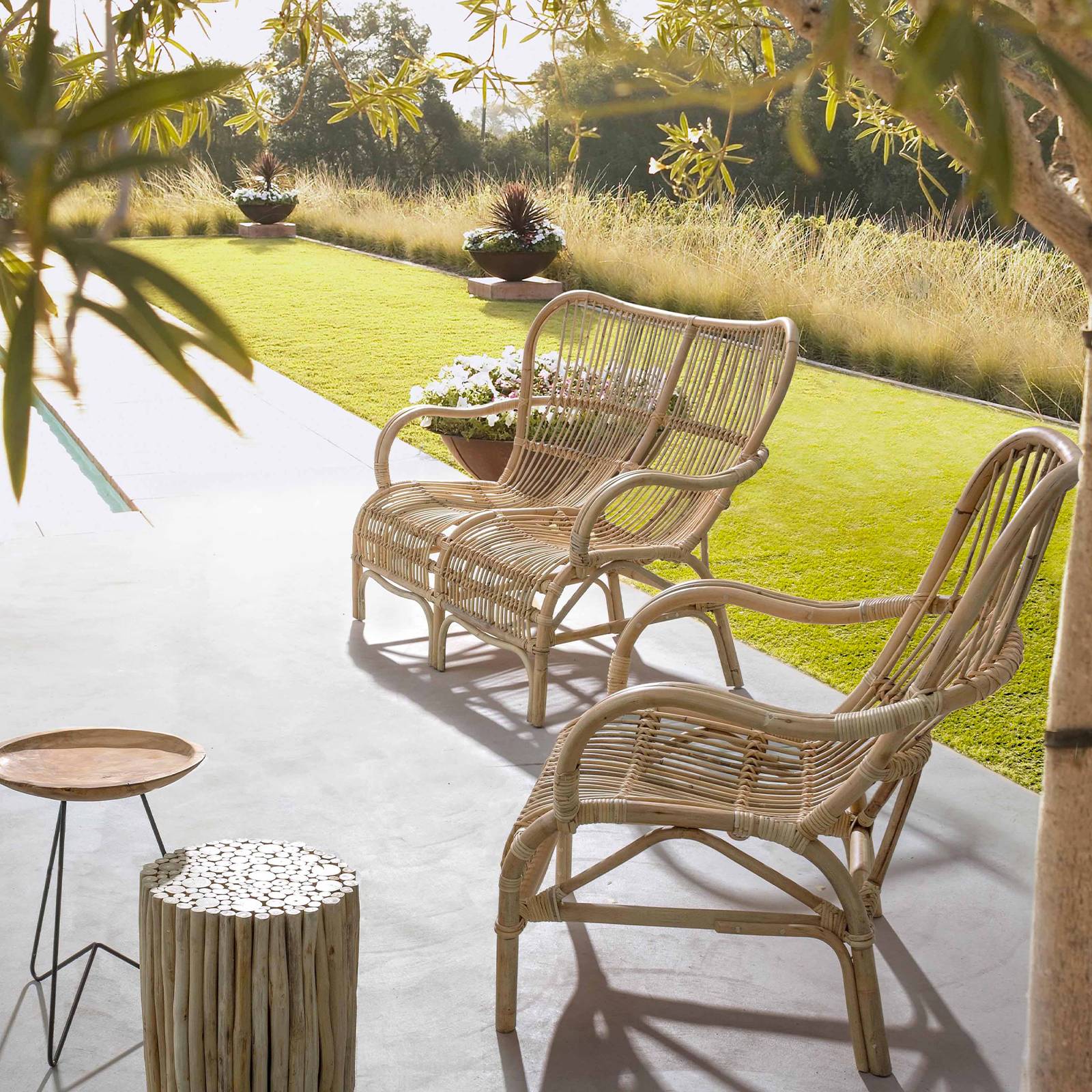 Poltrona da giardino in rattan naturale con braccioli modello Clarita