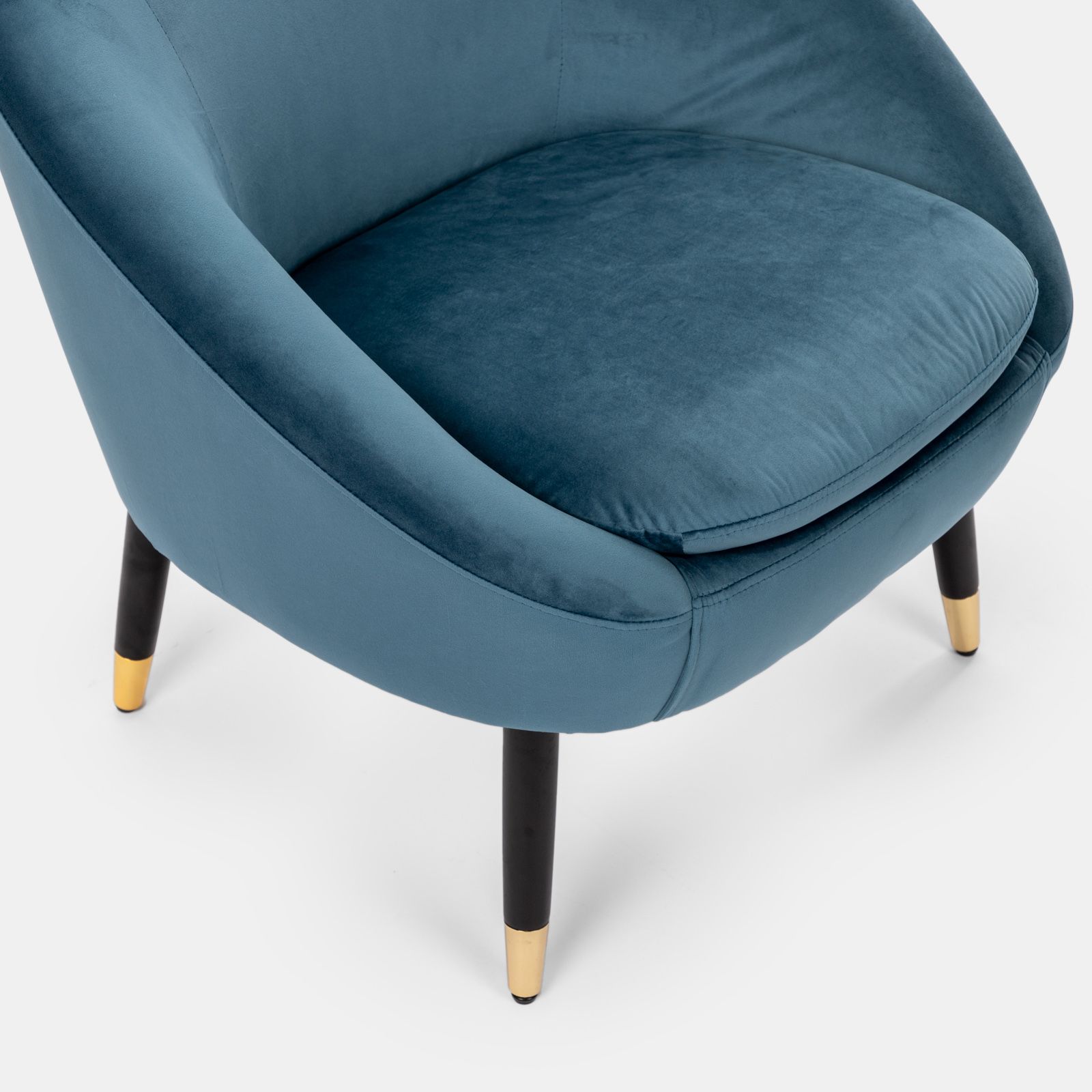 Poltrona imbottita in velluto blu con piedini in legno nero e oro