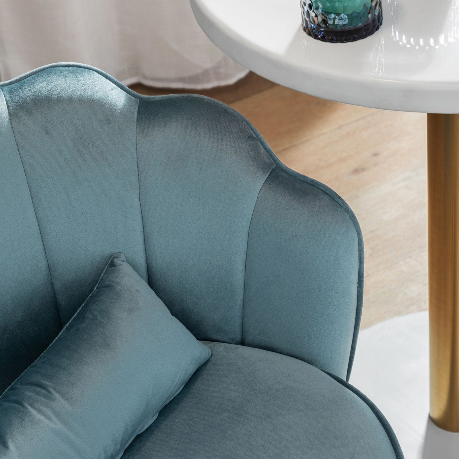 Poltrona in velluto carta da zucchero con gambe oro Oden