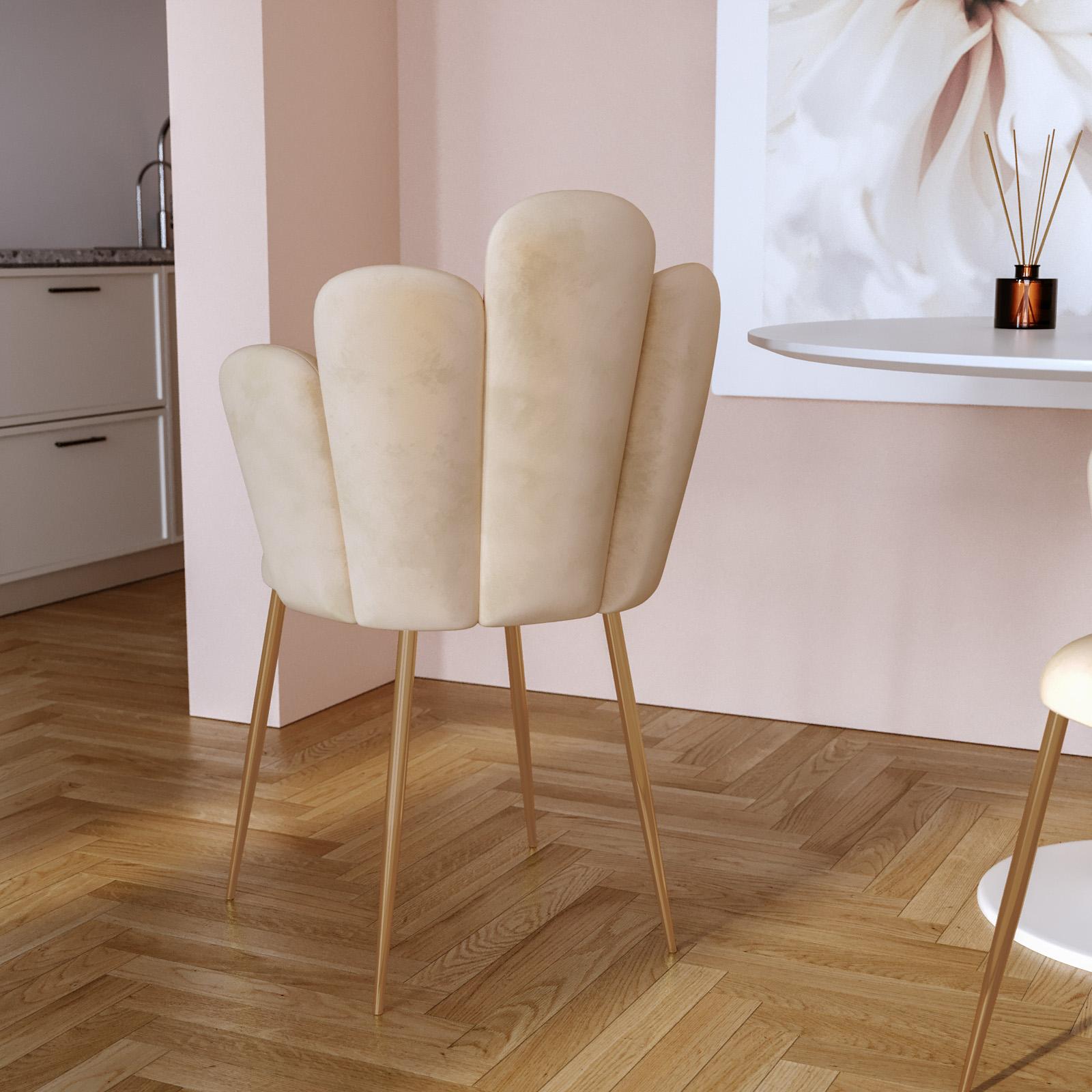 Sedia in velluto crema con schienale a conchiglia e gambe in