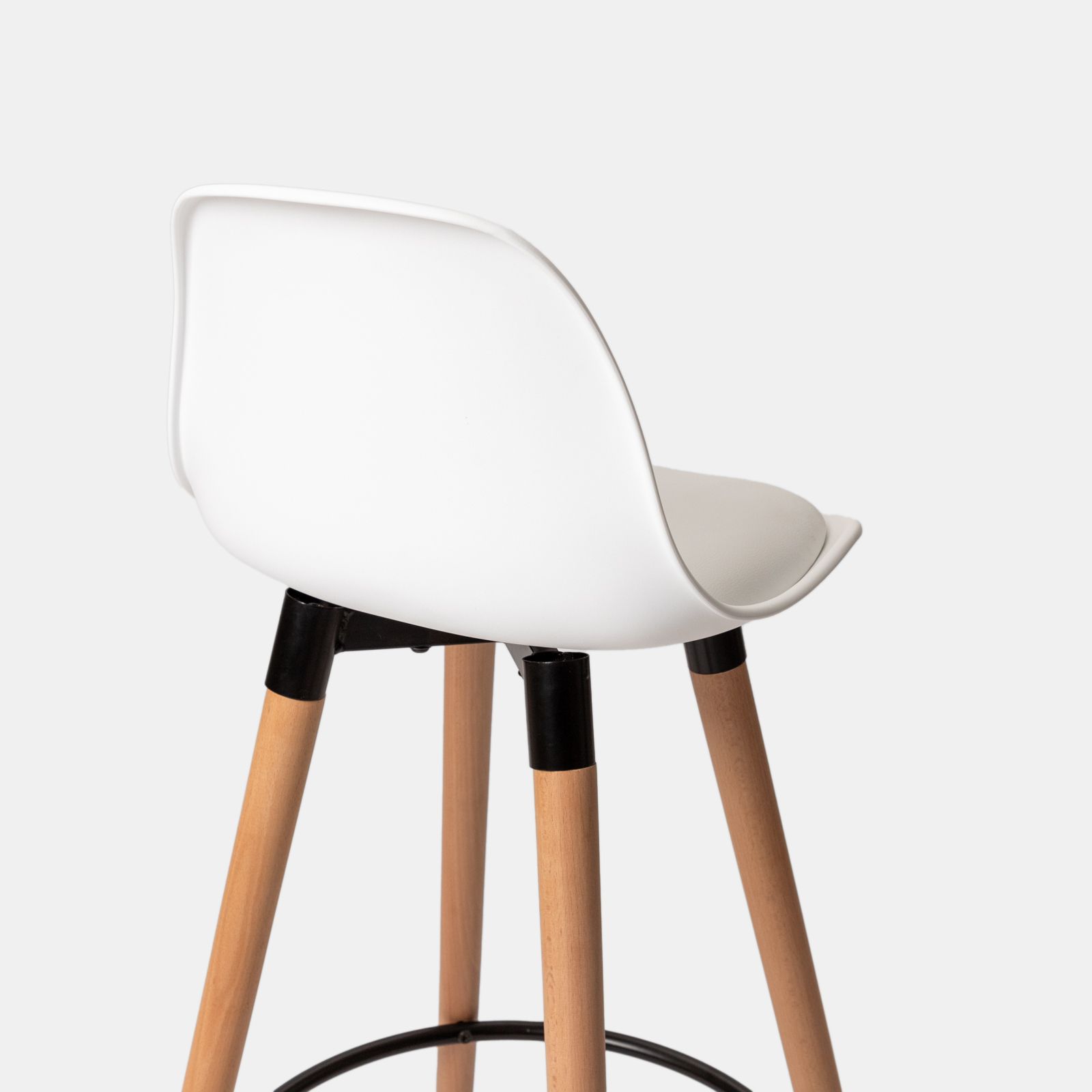 Set sgabelli con seduta in polipropilene bianco con gambe in