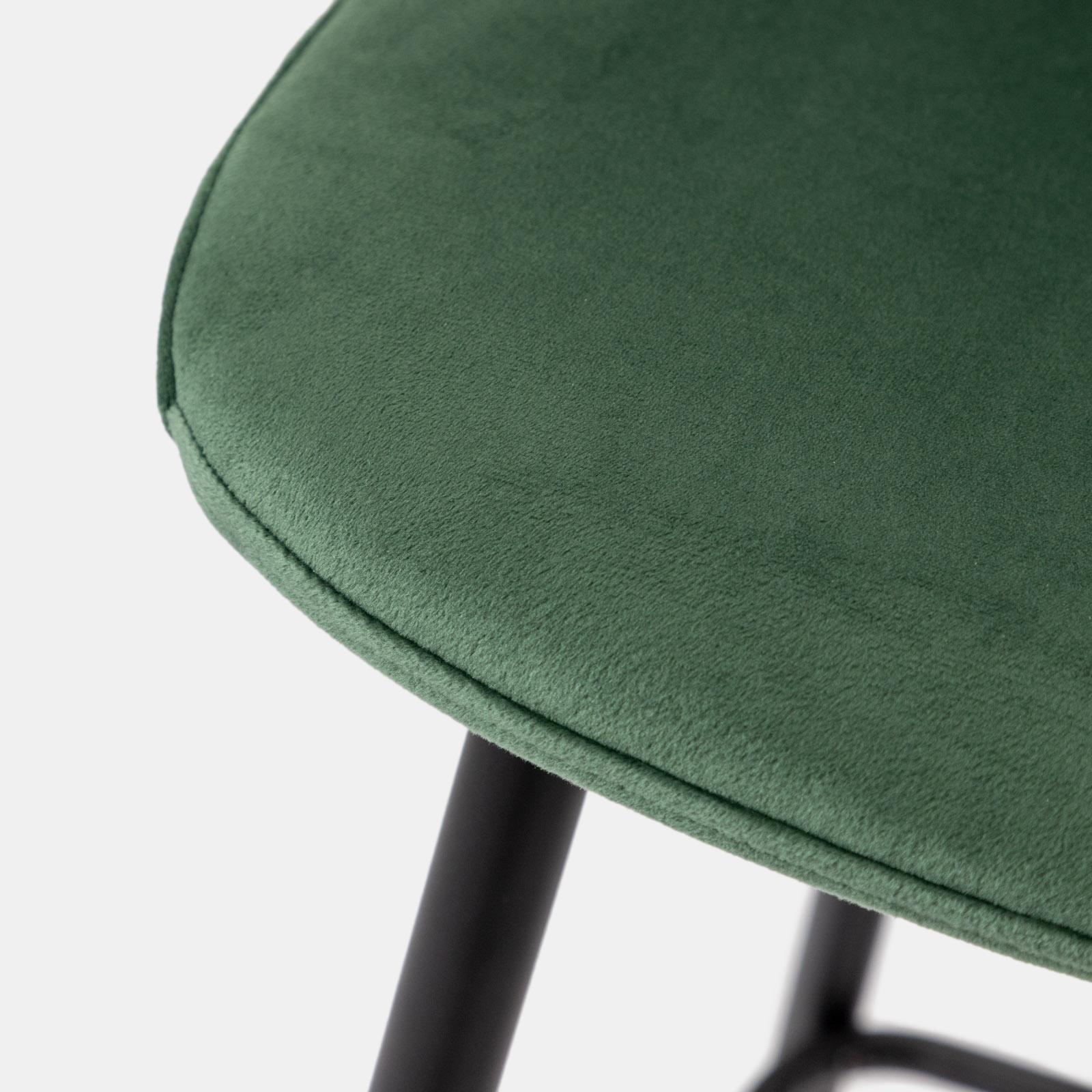 Set sgabelli in velluto verde montagna con gambe in metallo nere