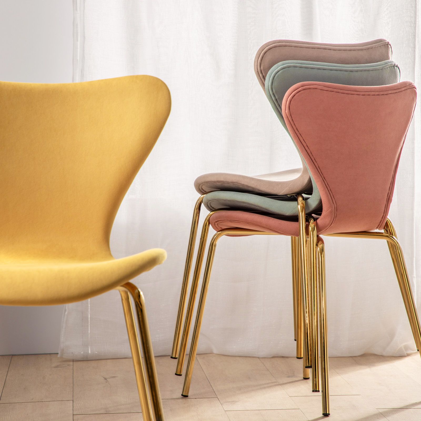 Set 2 sedie impilabili in tessuto giallo con gambe oro - Dolly