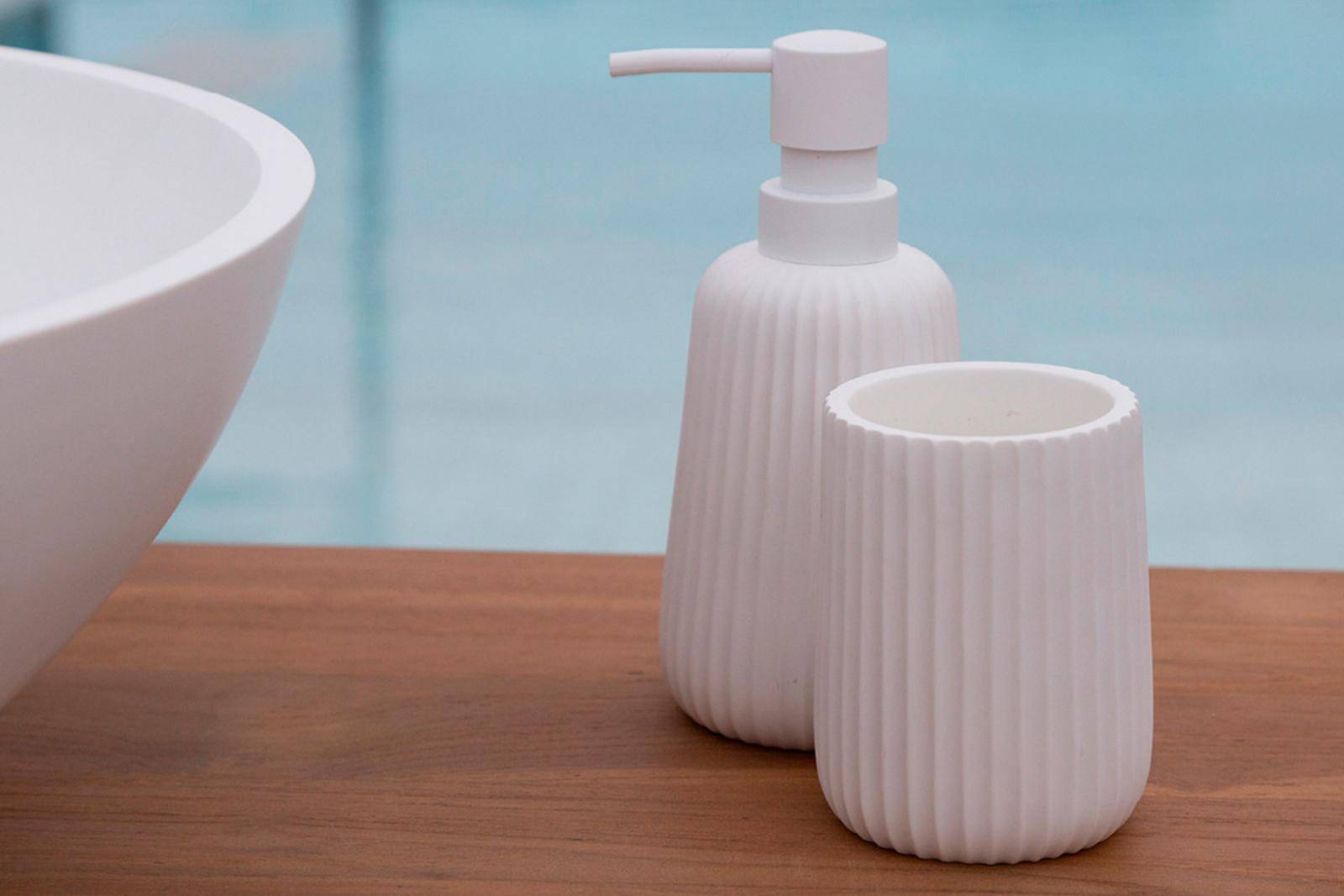 Kralix Set Accessori Bagno 4 Pezzi Bianco - Porta Spazzolino, Dispenser Sapone, Bicchiere, Portasapone - Resina Moderna, Elegante, Resistente