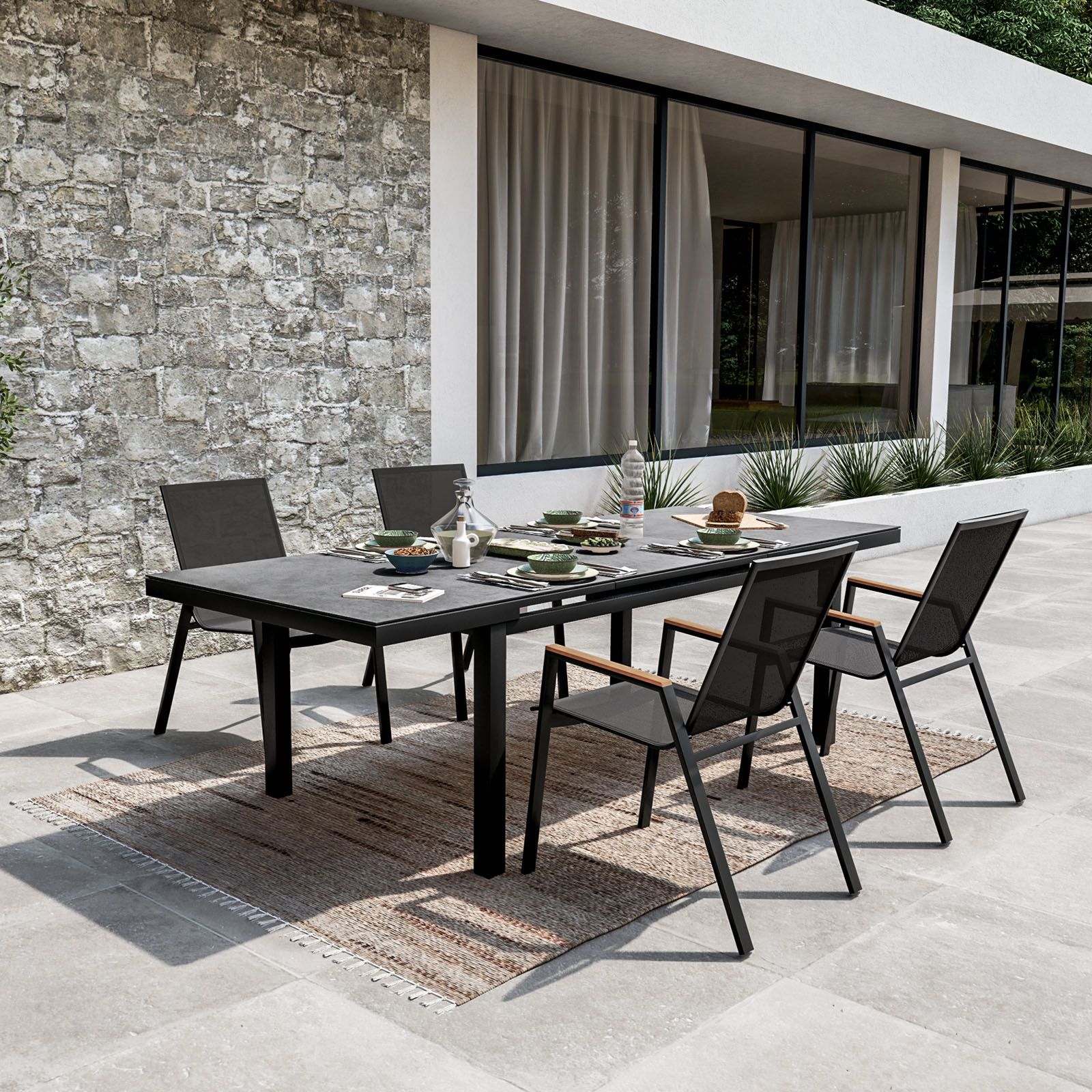 Set pranzo tavolo con top in vetroceramica 180/240x100 cm e 4 sedie con  braccioli in alluminio antracite - Miranda Plus