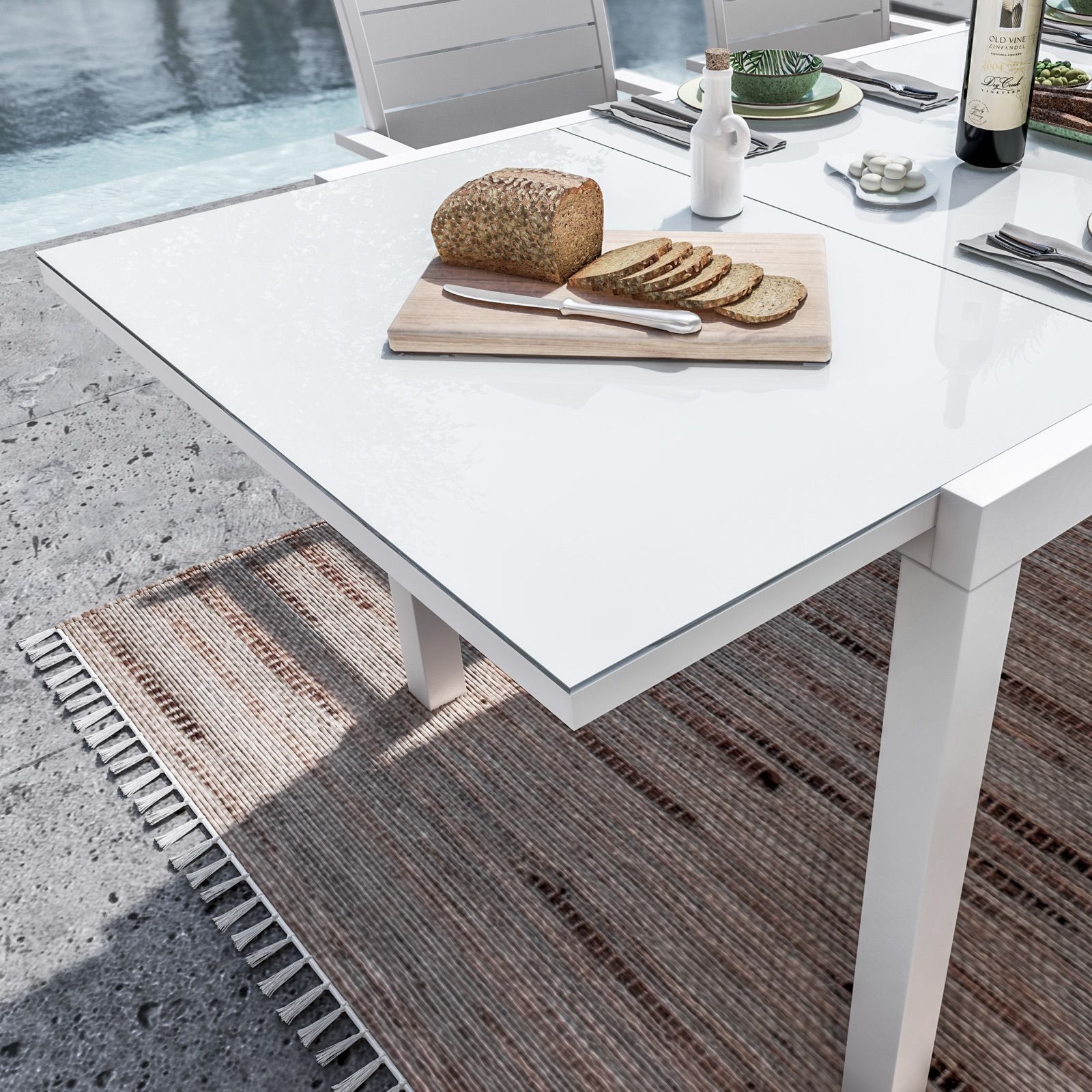Set pranzo tavolo con top in vetro 180/240x90 cm e 4 sedie con braccioli a  doghe in alluminio bianco - Carioca
