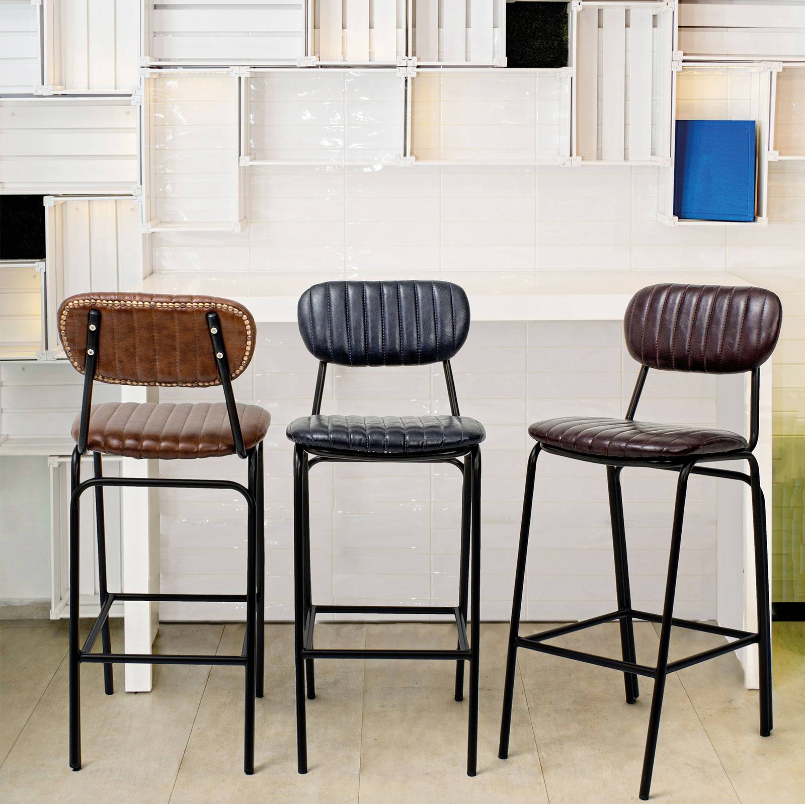 Sgabello blu in ecopelle struttura in metallo imbottito Vincent - Main Image