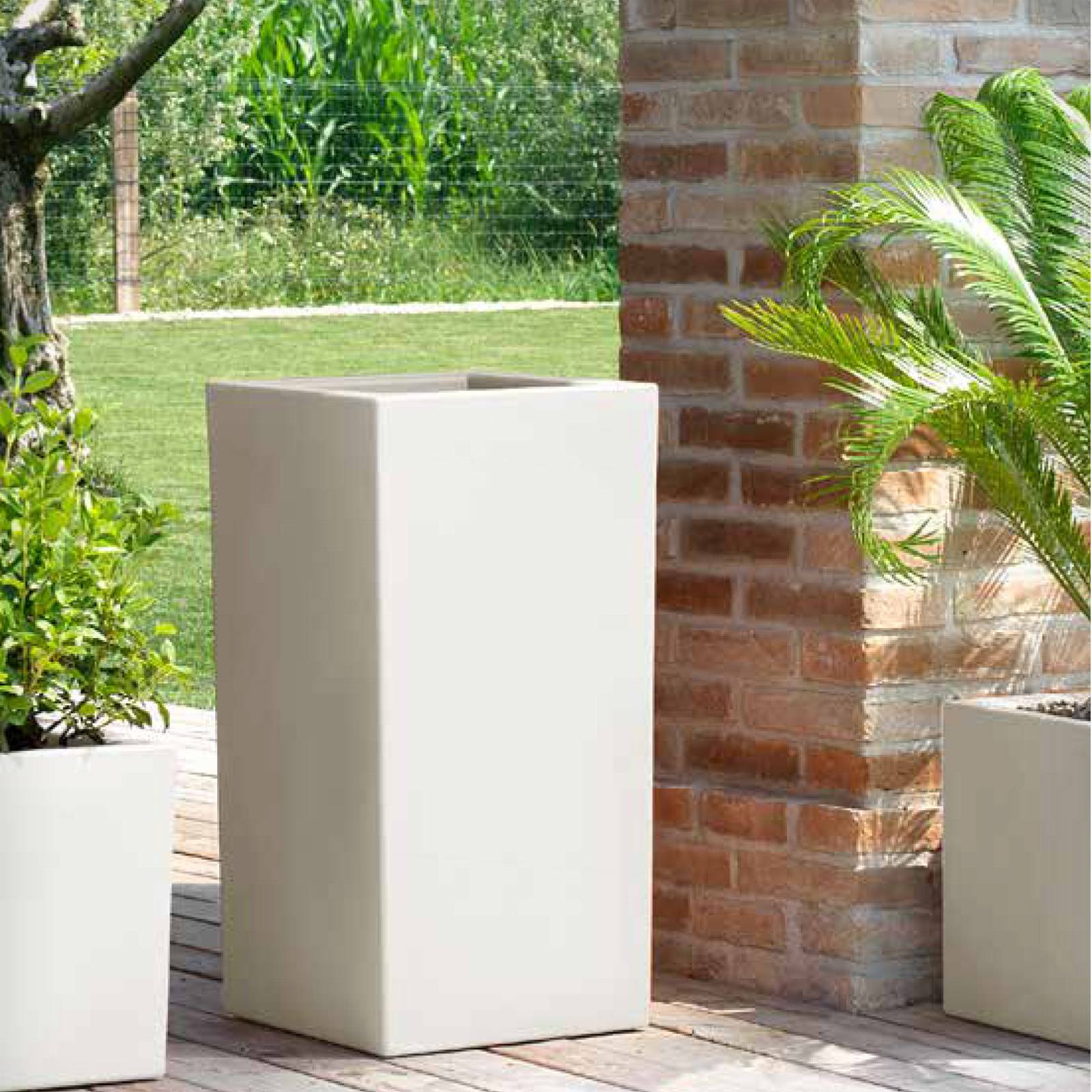 Vaso da esterno alto bianco in plastica 100% riciclabile altezza 80 cm